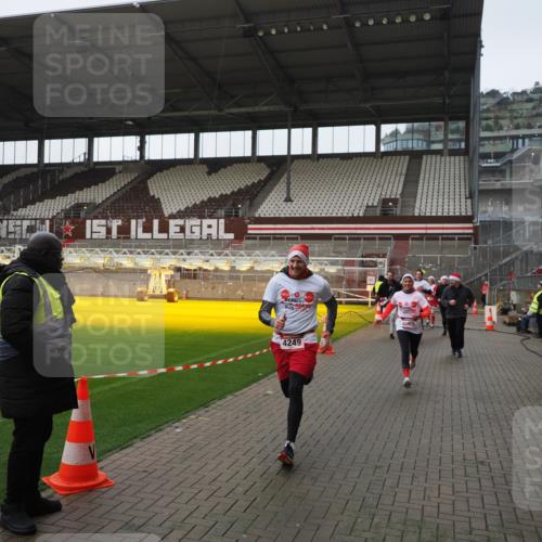 07.12.2025 - St. Pauli X-Mass-Run No. 15 Fabian Wolf http://msf.ph/oto/9414512 07.12.2025 11:23:05 Ziel 21, 69, 2023, 2373, 4249, 4824 meine-sportfotos.de
