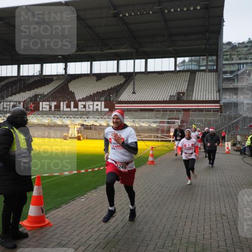 07.12.2025 - St. Pauli X-Mass-Run No. 15 Fabian Wolf http://msf.ph/oto/9414515 07.12.2025 11:23:05 Ziel 21, 69, 2023, 2373, 4249, 4824 meine-sportfotos.de
