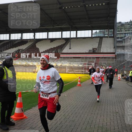 07.12.2025 - St. Pauli X-Mass-Run No. 15 Fabian Wolf http://msf.ph/oto/9414518 07.12.2025 11:23:06 Ziel 21, 69, 2023, 2373, 4249, 4824 meine-sportfotos.de