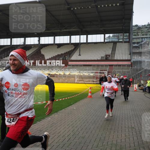 07.12.2025 - St. Pauli X-Mass-Run No. 15 Fabian Wolf http://msf.ph/oto/9414521 07.12.2025 11:23:06 Ziel 21, 69, 2023, 2373, 4249, 4824 meine-sportfotos.de