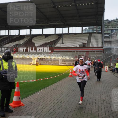 07.12.2025 - St. Pauli X-Mass-Run No. 15 Fabian Wolf http://msf.ph/oto/9414527 07.12.2025 11:23:06 Ziel 21, 69, 2023, 2373, 4249, 4824 meine-sportfotos.de