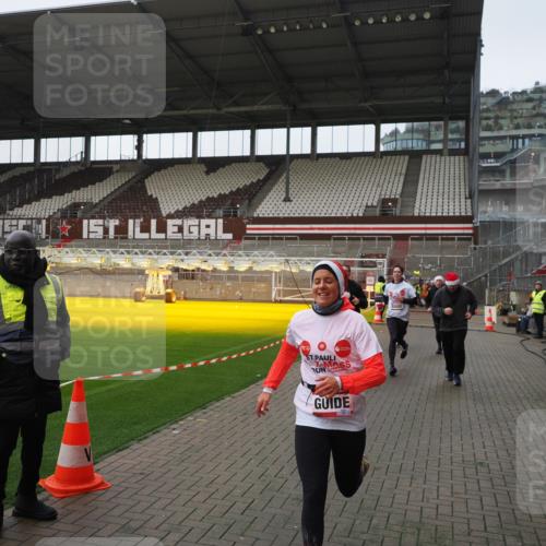 07.12.2025 - St. Pauli X-Mass-Run No. 15 Fabian Wolf http://msf.ph/oto/9414534 07.12.2025 11:23:07 Ziel 21, 69, 2023, 2373, 4249, 4824 meine-sportfotos.de