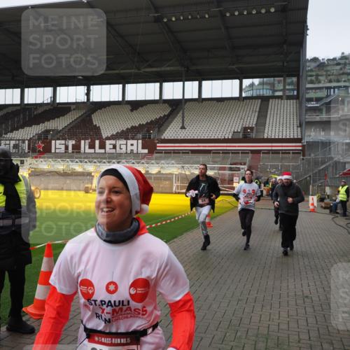07.12.2025 - St. Pauli X-Mass-Run No. 15 Fabian Wolf http://msf.ph/oto/9414540 07.12.2025 11:23:07 Ziel 21, 69, 2023, 2373, 4249, 4824 meine-sportfotos.de