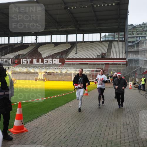 07.12.2025 - St. Pauli X-Mass-Run No. 15 Fabian Wolf http://msf.ph/oto/9414543 07.12.2025 11:23:07 Ziel 21, 69, 2023, 2373, 4249, 4824 meine-sportfotos.de