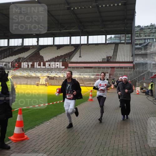 07.12.2025 - St. Pauli X-Mass-Run No. 15 Fabian Wolf http://msf.ph/oto/9414549 07.12.2025 11:23:08 Ziel 21, 69, 2023, 2373, 4249, 4824 meine-sportfotos.de