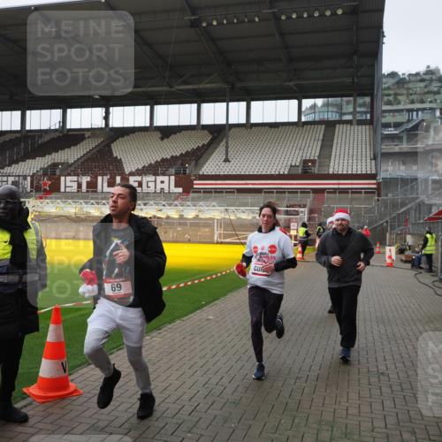 07.12.2025 - St. Pauli X-Mass-Run No. 15 Fabian Wolf http://msf.ph/oto/9414556 07.12.2025 11:23:08 Ziel 21, 69, 2023, 2373, 4249, 4824 meine-sportfotos.de