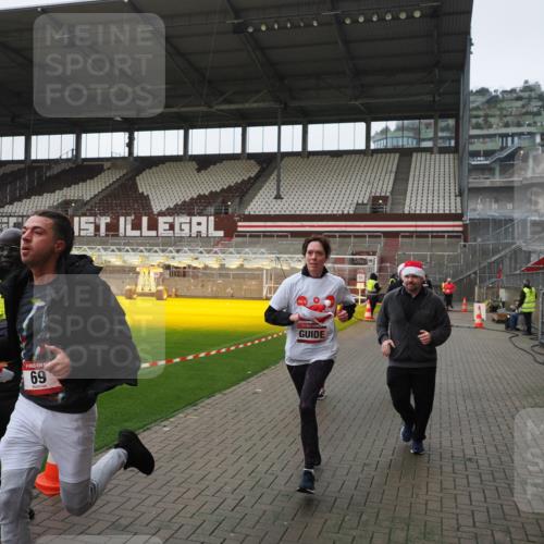 07.12.2025 - St. Pauli X-Mass-Run No. 15 Fabian Wolf http://msf.ph/oto/9414558 07.12.2025 11:23:08 Ziel 21, 69, 2023, 2373, 4249, 4824 meine-sportfotos.de