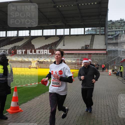 07.12.2025 - St. Pauli X-Mass-Run No. 15 Fabian Wolf http://msf.ph/oto/9414565 07.12.2025 11:23:09 Ziel 21, 69, 2023, 2373, 4249, 4824 meine-sportfotos.de