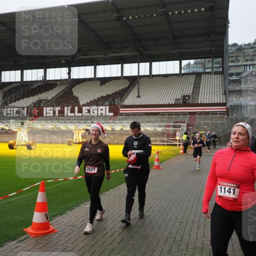 07.12.2025 - St. Pauli X-Mass-Run No. 15 Fabian Wolf http://msf.ph/oto/9414616 07.12.2025 11:23:25 Ziel 714, 1141, 2821, 2823, 3302, 4648 meine-sportfotos.de