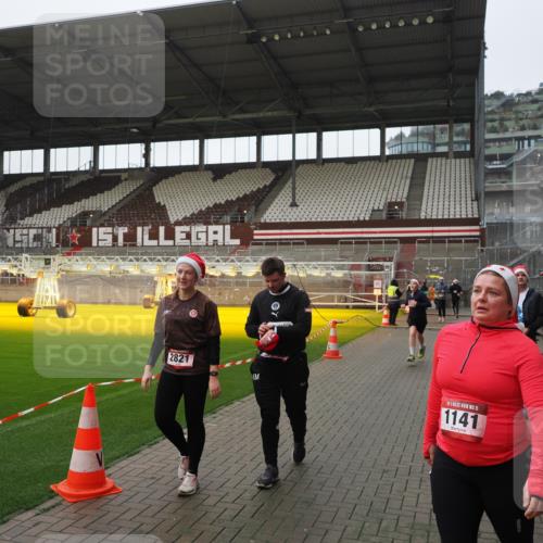 07.12.2025 - St. Pauli X-Mass-Run No. 15 Fabian Wolf http://msf.ph/oto/9414619 07.12.2025 11:23:25 Ziel 714, 1141, 2821, 2823, 3302, 4648 meine-sportfotos.de