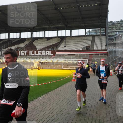 07.12.2025 - St. Pauli X-Mass-Run No. 15 Fabian Wolf http://msf.ph/oto/9414627 07.12.2025 11:23:27 Ziel 714, 1141, 2037, 2821, 2823, 3302, 4648 meine-sportfotos.de