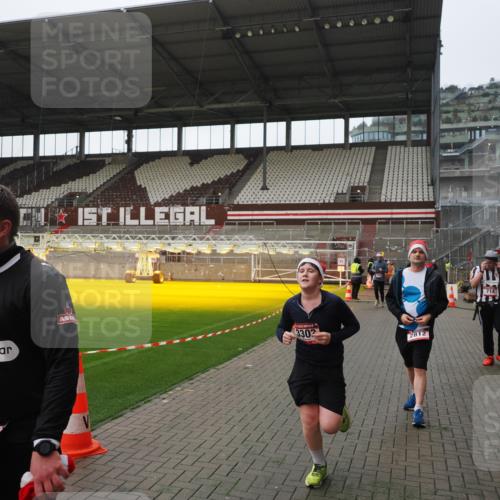 07.12.2025 - St. Pauli X-Mass-Run No. 15 Fabian Wolf http://msf.ph/oto/9414630 07.12.2025 11:23:28 Ziel 714, 1141, 2037, 2821, 2823, 3302, 4648 meine-sportfotos.de