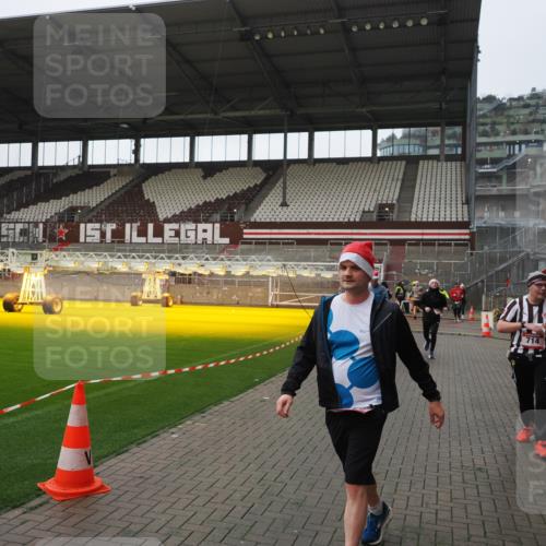07.12.2025 - St. Pauli X-Mass-Run No. 15 Fabian Wolf http://msf.ph/oto/9414636 07.12.2025 11:23:30 Ziel 714, 1141, 2037, 2821, 2823, 3302, 4648 meine-sportfotos.de