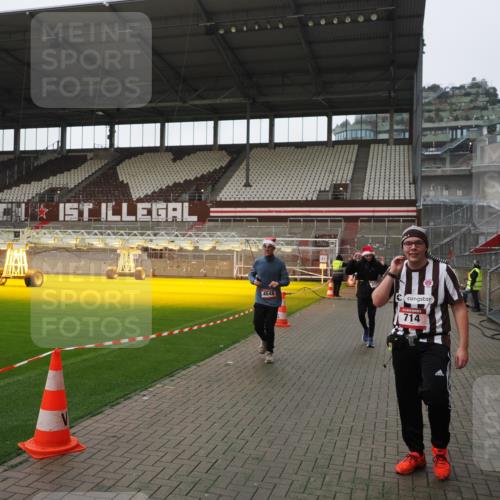 07.12.2025 - St. Pauli X-Mass-Run No. 15 Fabian Wolf http://msf.ph/oto/9414642 07.12.2025 11:23:32 Ziel 714, 2037, 2387, 2389, 2409, 3302, 4648 meine-sportfotos.de