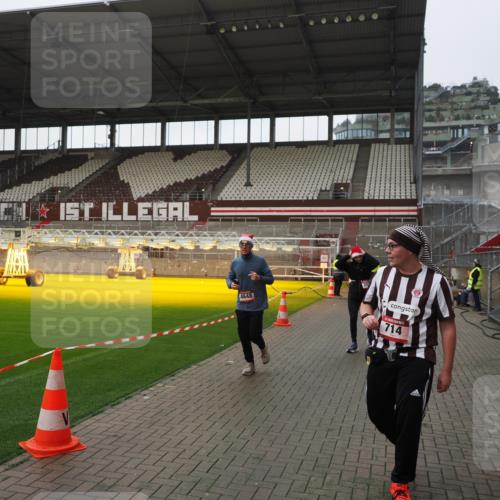 07.12.2025 - St. Pauli X-Mass-Run No. 15 Fabian Wolf http://msf.ph/oto/9414649 07.12.2025 11:23:32 Ziel 714, 2037, 2387, 2389, 2409, 3302, 4648 meine-sportfotos.de
