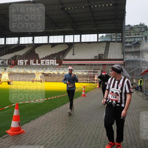 07.12.2025 - St. Pauli X-Mass-Run No. 15 Fabian Wolf http://msf.ph/oto/9414651 07.12.2025 11:23:33 Ziel 714, 2037, 2387, 2389, 2409, 3190, 3191, 3302, 4648 meine-sportfotos.de