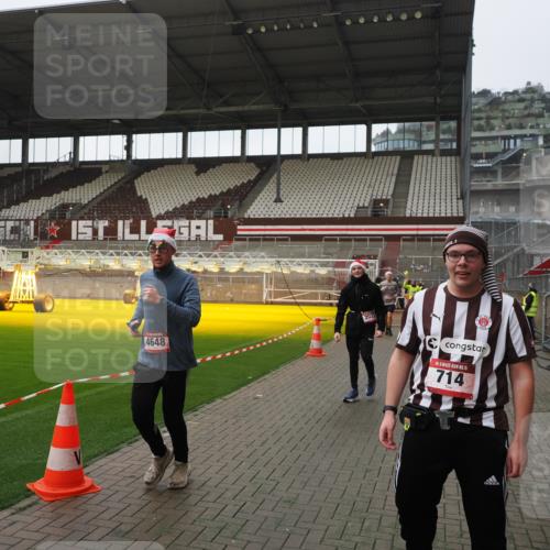 07.12.2025 - St. Pauli X-Mass-Run No. 15 Fabian Wolf http://msf.ph/oto/9414654 07.12.2025 11:23:34 Ziel 714, 2037, 2387, 2389, 2409, 3190, 3191, 3302, 4648 meine-sportfotos.de