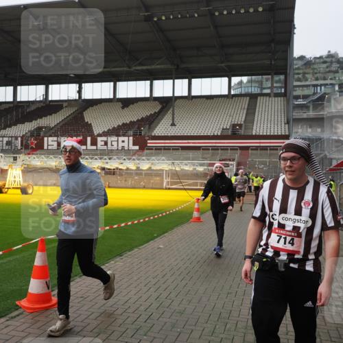 07.12.2025 - St. Pauli X-Mass-Run No. 15 Fabian Wolf http://msf.ph/oto/9414657 07.12.2025 11:23:34 Ziel 714, 2037, 2387, 2389, 2409, 3190, 3191, 3302, 4648 meine-sportfotos.de
