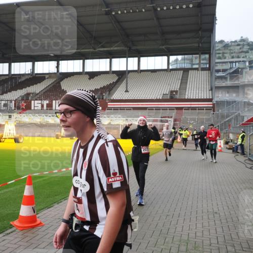07.12.2025 - St. Pauli X-Mass-Run No. 15 Fabian Wolf http://msf.ph/oto/9414666 07.12.2025 11:23:35 Ziel 714, 2037, 2387, 2389, 2409, 3190, 3191, 3302, 4648 meine-sportfotos.de