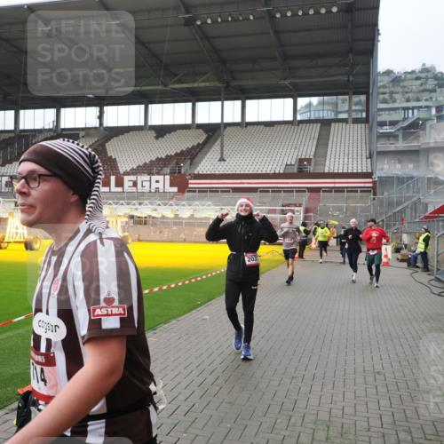 07.12.2025 - St. Pauli X-Mass-Run No. 15 Fabian Wolf http://msf.ph/oto/9414669 07.12.2025 11:23:35 Ziel 714, 2037, 2387, 2389, 2409, 3190, 3191, 3302, 4648 meine-sportfotos.de