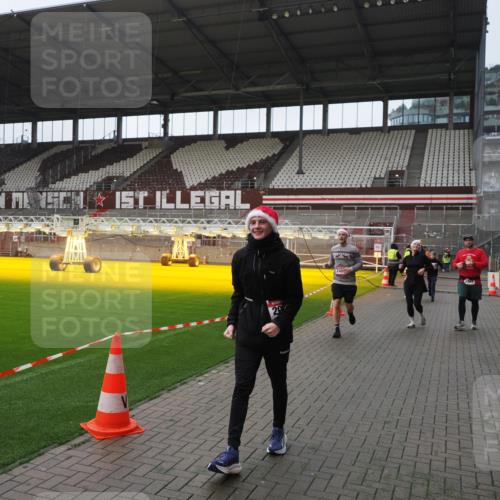 07.12.2025 - St. Pauli X-Mass-Run No. 15 Fabian Wolf http://msf.ph/oto/9414688 07.12.2025 11:23:36 Ziel 714, 2037, 2387, 2389, 2409, 3190, 3191, 3302, 4648 meine-sportfotos.de