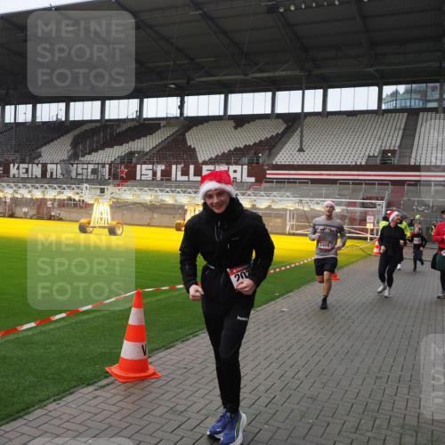 07.12.2025 - St. Pauli X-Mass-Run No. 15 Fabian Wolf http://msf.ph/oto/9414694 07.12.2025 11:23:37 Ziel 714, 2037, 2387, 2389, 2409, 3190, 3191, 3302, 4648 meine-sportfotos.de