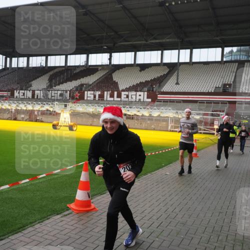 07.12.2025 - St. Pauli X-Mass-Run No. 15 Fabian Wolf http://msf.ph/oto/9414697 07.12.2025 11:23:37 Ziel 714, 2037, 2387, 2389, 2409, 3190, 3191, 3302, 4648 meine-sportfotos.de