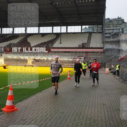 07.12.2025 - St. Pauli X-Mass-Run No. 15 Fabian Wolf http://msf.ph/oto/9414700 07.12.2025 11:23:37 Ziel 714, 2037, 2387, 2389, 2409, 3190, 3191, 3302, 4648 meine-sportfotos.de