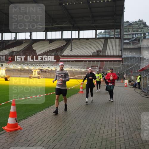 07.12.2025 - St. Pauli X-Mass-Run No. 15 Fabian Wolf http://msf.ph/oto/9414703 07.12.2025 11:23:38 Ziel 2037, 2387, 2389, 2409, 3190, 3191, 3302, 4648 meine-sportfotos.de