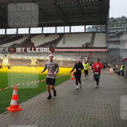 07.12.2025 - St. Pauli X-Mass-Run No. 15 Fabian Wolf http://msf.ph/oto/9414706 07.12.2025 11:23:38 Ziel 2037, 2387, 2389, 2409, 3190, 3191, 3302, 4648 meine-sportfotos.de