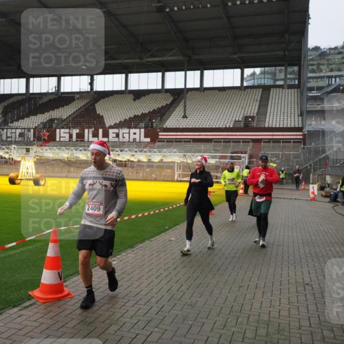 07.12.2025 - St. Pauli X-Mass-Run No. 15 Fabian Wolf http://msf.ph/oto/9414717 07.12.2025 11:23:39 Ziel 2037, 2387, 2389, 2409, 3190, 3191, 3302, 4648 meine-sportfotos.de
