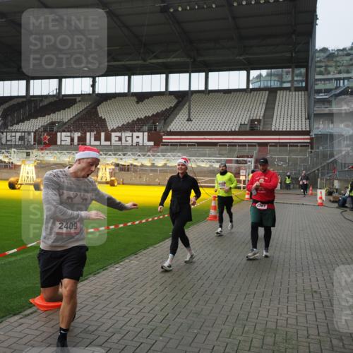 07.12.2025 - St. Pauli X-Mass-Run No. 15 Fabian Wolf http://msf.ph/oto/9414720 07.12.2025 11:23:39 Ziel 2037, 2387, 2389, 2409, 3190, 3191, 3302, 4648 meine-sportfotos.de