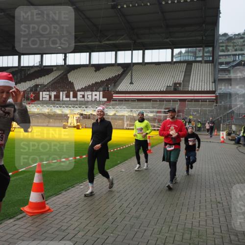 07.12.2025 - St. Pauli X-Mass-Run No. 15 Fabian Wolf http://msf.ph/oto/9414730 07.12.2025 11:23:40 Ziel 2037, 2387, 2389, 2409, 3071, 3190, 3191, 3302, 4648 meine-sportfotos.de