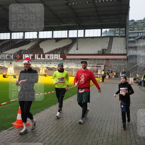 07.12.2025 - St. Pauli X-Mass-Run No. 15 Fabian Wolf http://msf.ph/oto/9414739 07.12.2025 11:23:41 Ziel 2037, 2387, 2389, 2409, 3071, 3190, 3191, 3302, 4648 meine-sportfotos.de