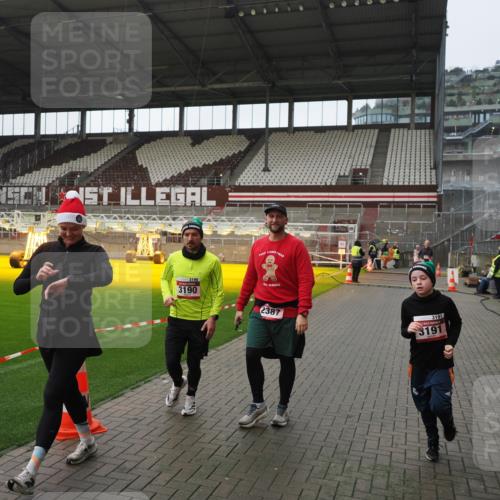 07.12.2025 - St. Pauli X-Mass-Run No. 15 Fabian Wolf http://msf.ph/oto/9414742 07.12.2025 11:23:41 Ziel 2037, 2387, 2389, 2409, 3071, 3190, 3191, 3302, 4648 meine-sportfotos.de