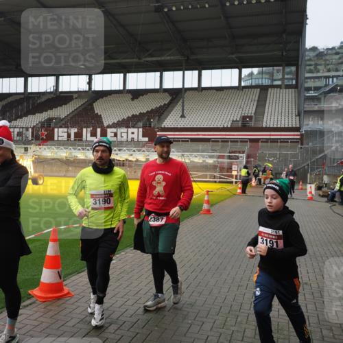 07.12.2025 - St. Pauli X-Mass-Run No. 15 Fabian Wolf http://msf.ph/oto/9414748 07.12.2025 11:23:41 Ziel 2037, 2387, 2389, 2409, 3071, 3190, 3191, 3302, 4648 meine-sportfotos.de