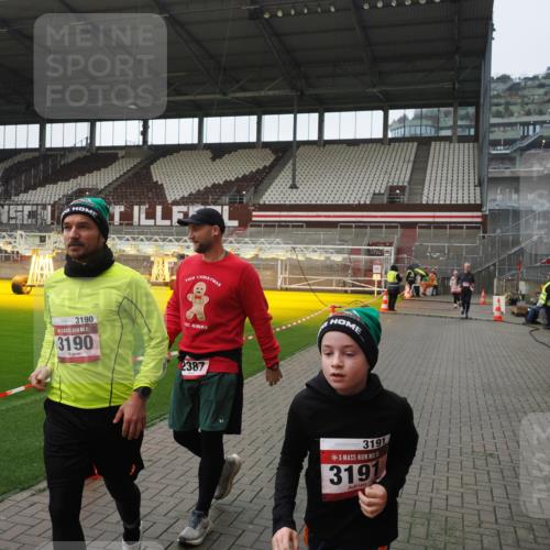 07.12.2025 - St. Pauli X-Mass-Run No. 15 Fabian Wolf http://msf.ph/oto/9414754 07.12.2025 11:23:42 Ziel 593, 2037, 2387, 2389, 2409, 3071, 3190, 3191, 3302, 4648 meine-sportfotos.de