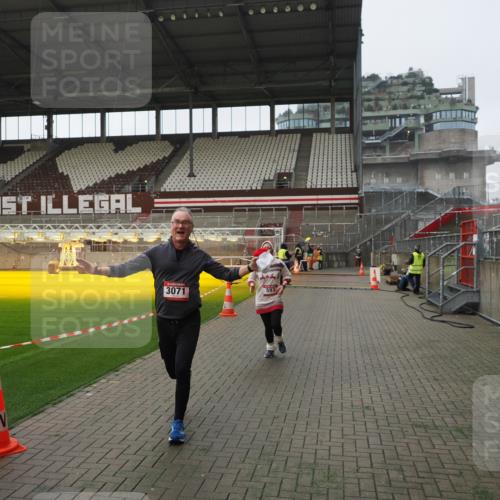 07.12.2025 - St. Pauli X-Mass-Run No. 15 Fabian Wolf http://msf.ph/oto/9414777 07.12.2025 11:23:48 Ziel 593, 2387, 2389, 2409, 3071, 3190, 3191 meine-sportfotos.de