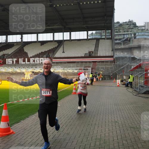 07.12.2025 - St. Pauli X-Mass-Run No. 15 Fabian Wolf http://msf.ph/oto/9414783 07.12.2025 11:23:48 Ziel 593, 2387, 2389, 2409, 3071, 3190, 3191 meine-sportfotos.de