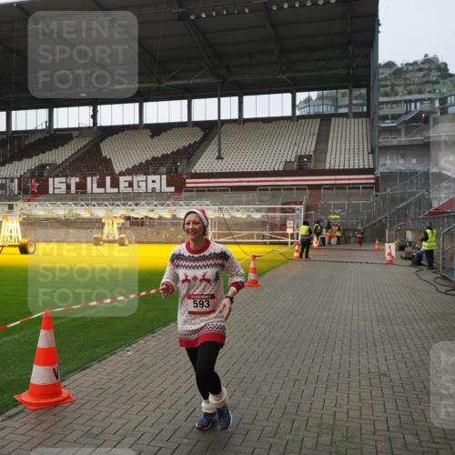 07.12.2025 - St. Pauli X-Mass-Run No. 15 Fabian Wolf http://msf.ph/oto/9414800 07.12.2025 11:23:49 Ziel 593, 2387, 2389, 2409, 3071, 3190, 3191 meine-sportfotos.de