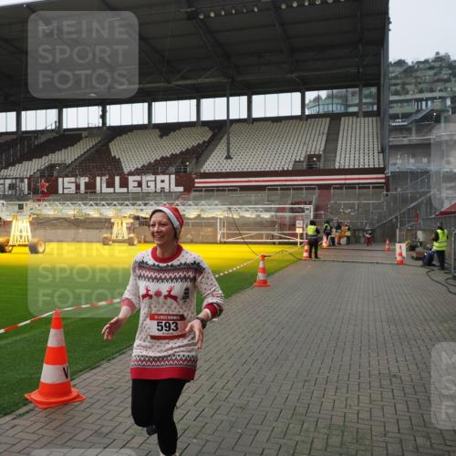 07.12.2025 - St. Pauli X-Mass-Run No. 15 Fabian Wolf http://msf.ph/oto/9414803 07.12.2025 11:23:50 Ziel 593, 2387, 2389, 2409, 3071, 3190, 3191 meine-sportfotos.de