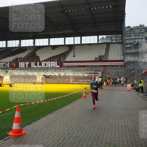 07.12.2025 - St. Pauli X-Mass-Run No. 15 Fabian Wolf http://msf.ph/oto/9414820 07.12.2025 11:23:58 Ziel 593, 2814, 3071 meine-sportfotos.de