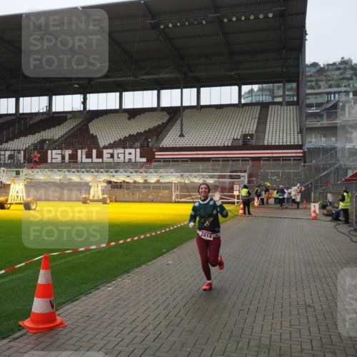 07.12.2025 - St. Pauli X-Mass-Run No. 15 Fabian Wolf http://msf.ph/oto/9414833 07.12.2025 11:23:59 Ziel 593, 2814, 3071 meine-sportfotos.de