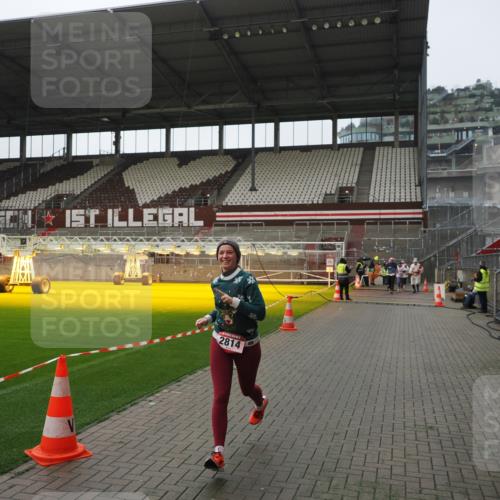 07.12.2025 - St. Pauli X-Mass-Run No. 15 Fabian Wolf http://msf.ph/oto/9414843 07.12.2025 11:23:59 Ziel 593, 2814, 3071 meine-sportfotos.de