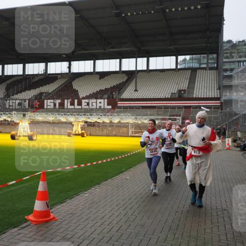 07.12.2025 - St. Pauli X-Mass-Run No. 15 Fabian Wolf http://msf.ph/oto/9414871 07.12.2025 11:24:08 Ziel 813, 2814, 3361, 4840, 4841 meine-sportfotos.de