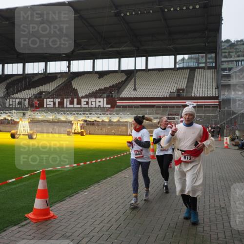 07.12.2025 - St. Pauli X-Mass-Run No. 15 Fabian Wolf http://msf.ph/oto/9414877 07.12.2025 11:24:08 Ziel 813, 2814, 3361, 4840, 4841 meine-sportfotos.de