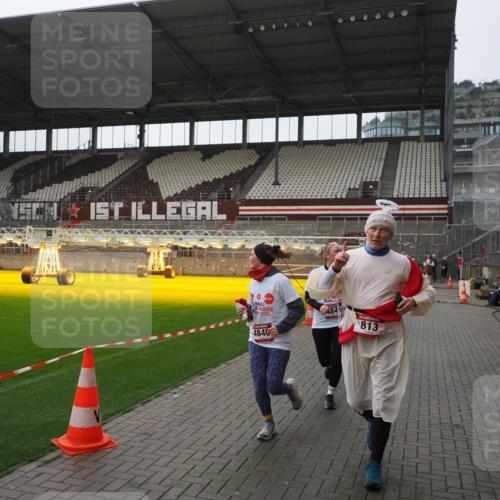 07.12.2025 - St. Pauli X-Mass-Run No. 15 Fabian Wolf http://msf.ph/oto/9414881 07.12.2025 11:24:08 Ziel 813, 2814, 3361, 4840, 4841 meine-sportfotos.de