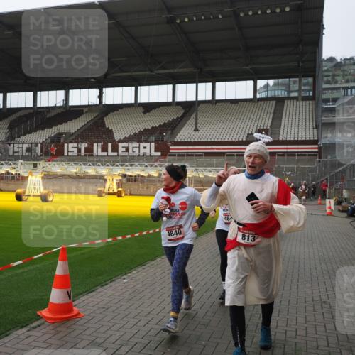 07.12.2025 - St. Pauli X-Mass-Run No. 15 Fabian Wolf http://msf.ph/oto/9414884 07.12.2025 11:24:08 Ziel 813, 2814, 3361, 4840, 4841 meine-sportfotos.de