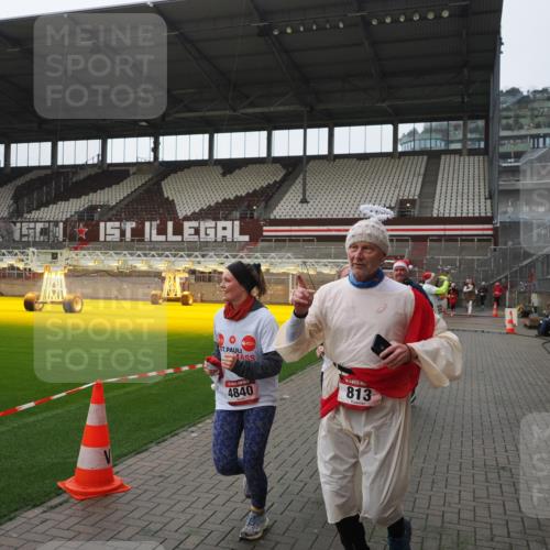 07.12.2025 - St. Pauli X-Mass-Run No. 15 Fabian Wolf http://msf.ph/oto/9414887 07.12.2025 11:24:09 Ziel 813, 2814, 3361, 4840, 4841 meine-sportfotos.de