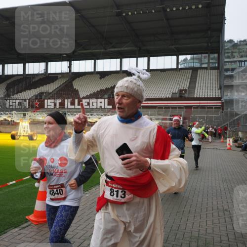 07.12.2025 - St. Pauli X-Mass-Run No. 15 Fabian Wolf http://msf.ph/oto/9414895 07.12.2025 11:24:09 Ziel 813, 2814, 3361, 4840, 4841 meine-sportfotos.de